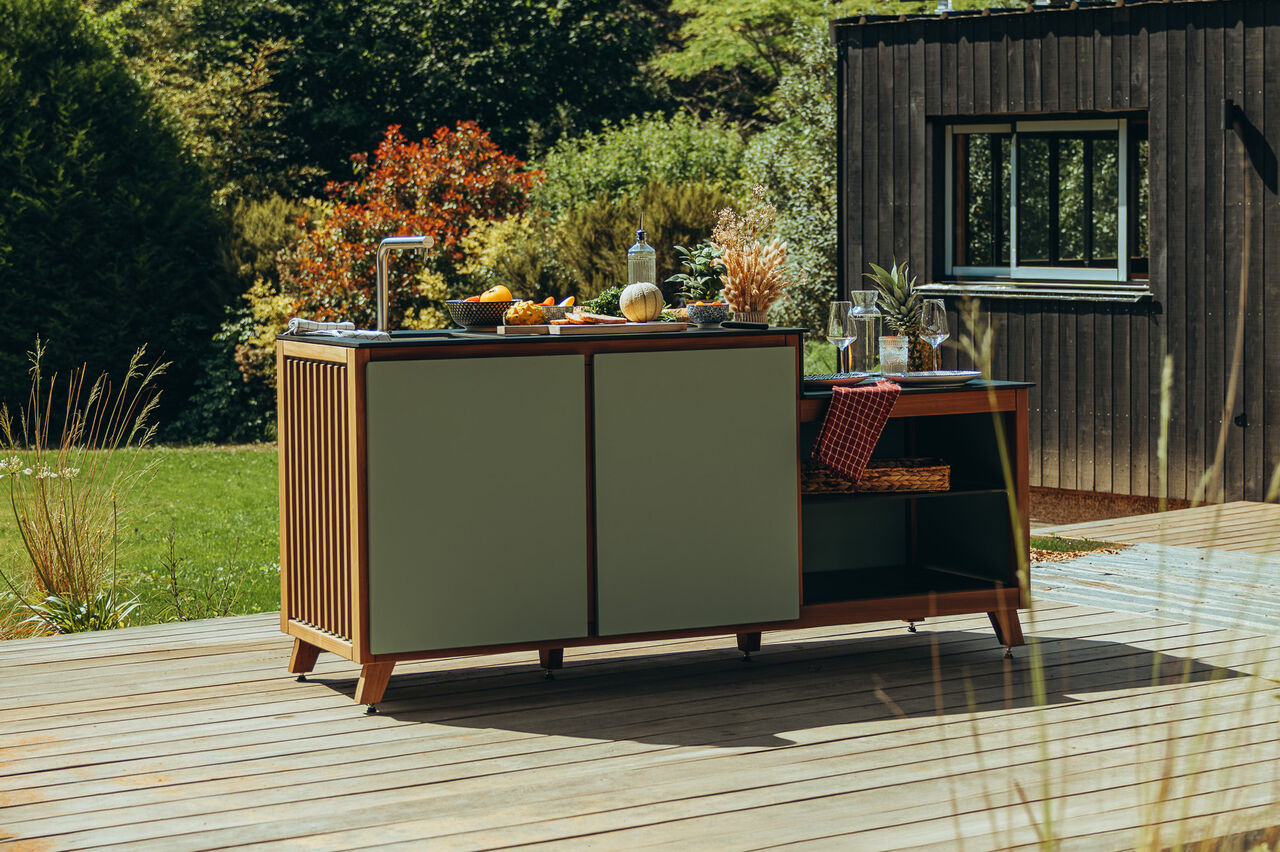 cuisine-l-essentiel-1 Cuisine d'été moderne en bois sur une terrasse ensoleillée.