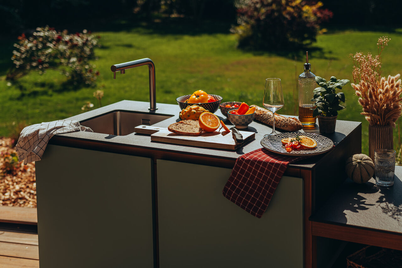Cuisine d'extérieur moderne avec évier dans un jardin.
