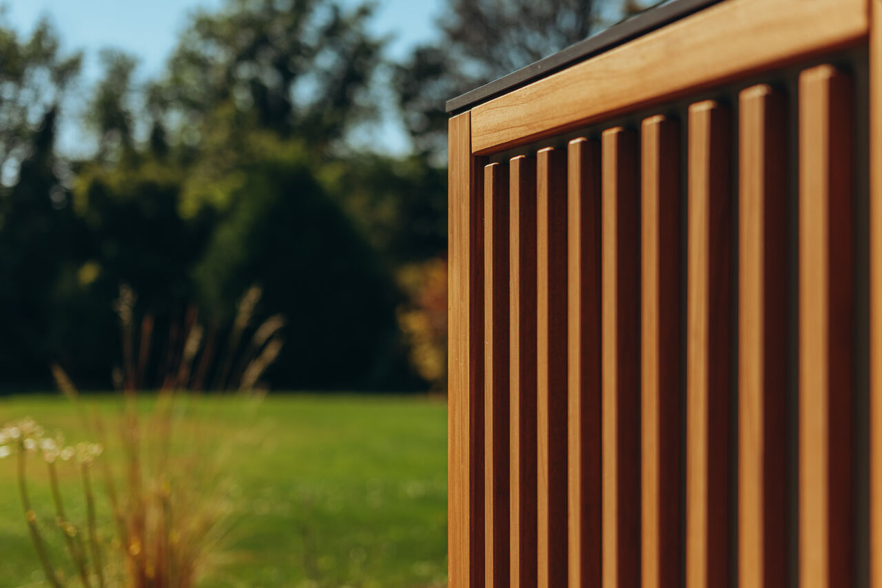 Gros plan d'une paroi de jardin en lattes de bois