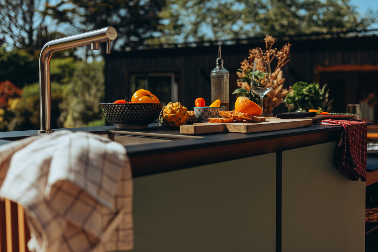 Cuisine d'extérieur avec fruits, légumes et pain sur le comptoir